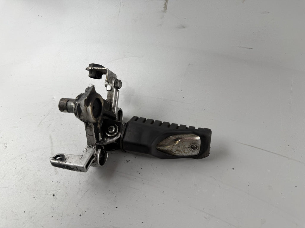 Kawasaki EX500A GPZ500S Fußrastenanlage Fußraste vorn rechts Foot Step Hangers