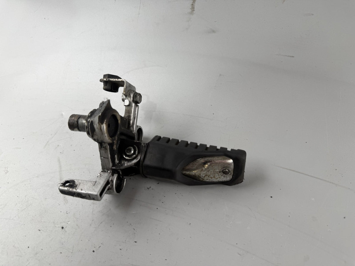 Kawasaki EX500A GPZ500S Fußrastenanlage Fußraste vorn rechts Foot Step Hangers