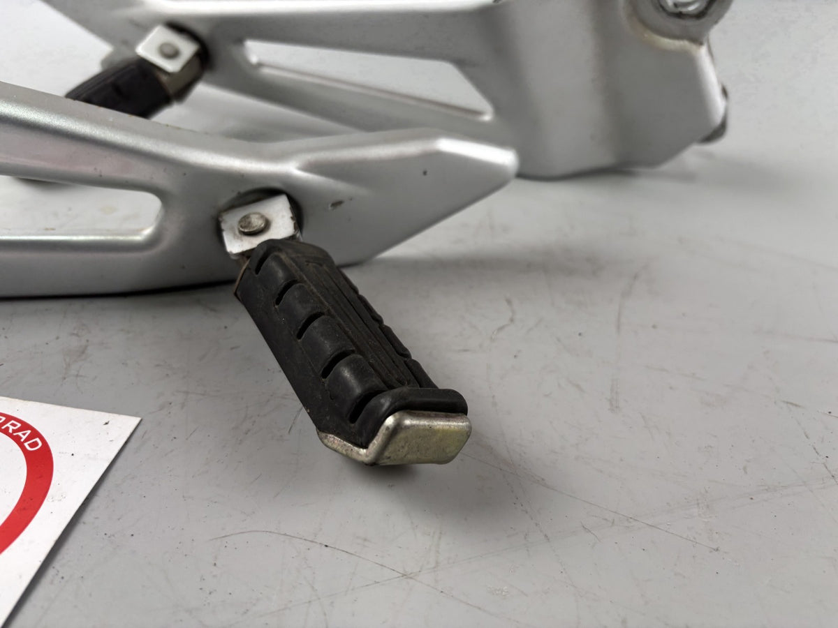 Yamaha YBR 125 RE05 Fußrastenanlage Fußraste rechts links Steps Hangers Halter