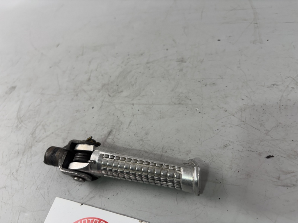 Suzuki GSX-R 750 W GR7BB Fußraste Step Foot Hanger vorne front