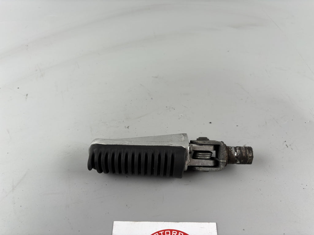 Yamaha FZS600 Fazer RJ02 Fußraste Foot Hangers Step rechts right vorne front