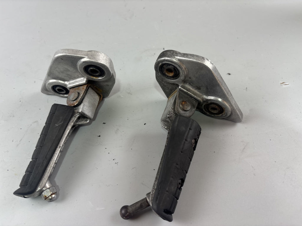 Yamaha TDM 850 3VD Fußrasten vorne front Foot Steps Hangers