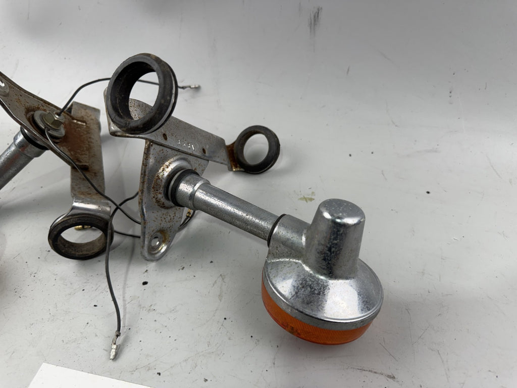 Suzuki GN250 NJ42A Blinkerpaar Blinker turn Signal vorne Halterung Scheinwerfer