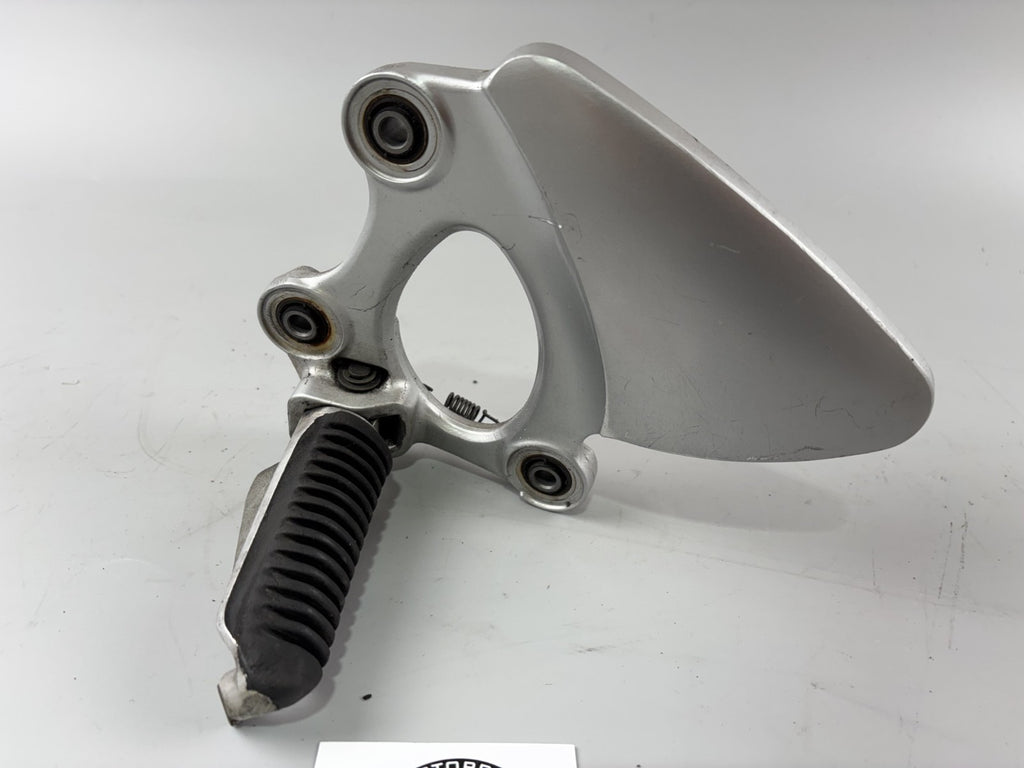 Suzuki GSX 750 F AK11 Fußrastenanlage Fußraste Step Foot Hangers vorne links