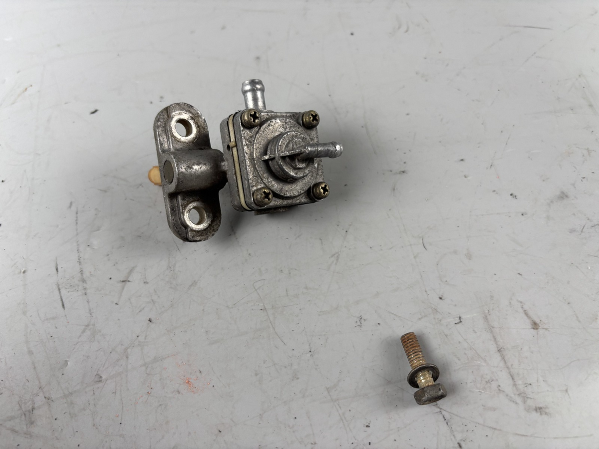 Suzuki GSX 750 AE Inazuma Benzinhahn Kraftstoffhahn Ventil Fuel Gas Gasoline