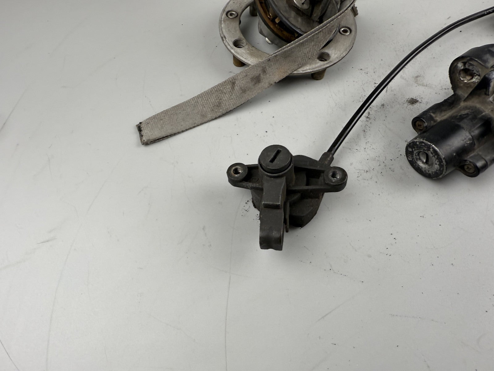 Suzuki GSF600 GN77B Bandit Schlosssatz Zündschloss Tankschloss Sitzbank Key Lock
