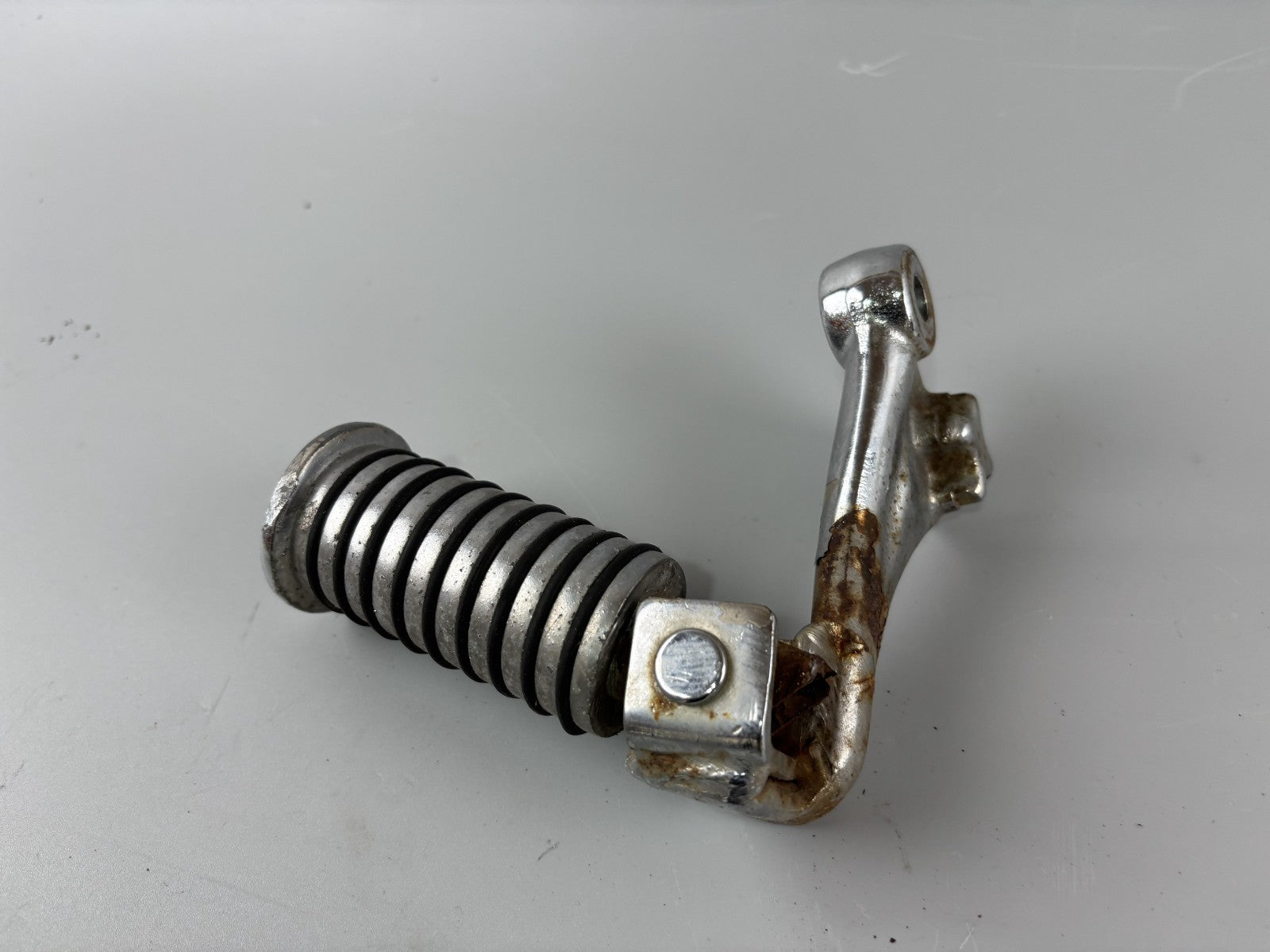 Honda CX500 C PC01 Güllepumpe Fußraste Foot Hangers vorne front links left