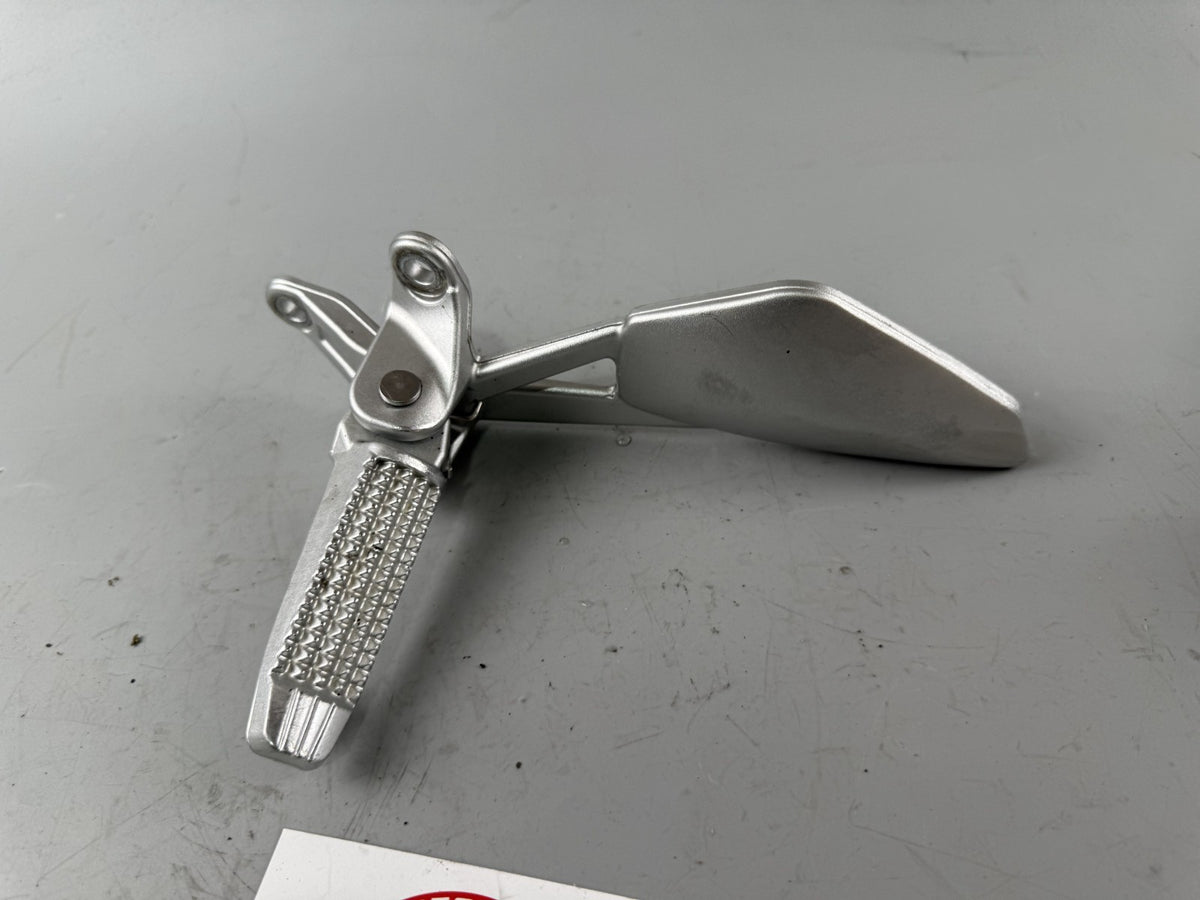 BMW K 1200 S K40 Fußraste vorn links Foot Step Hangers Fußrastenanlage left