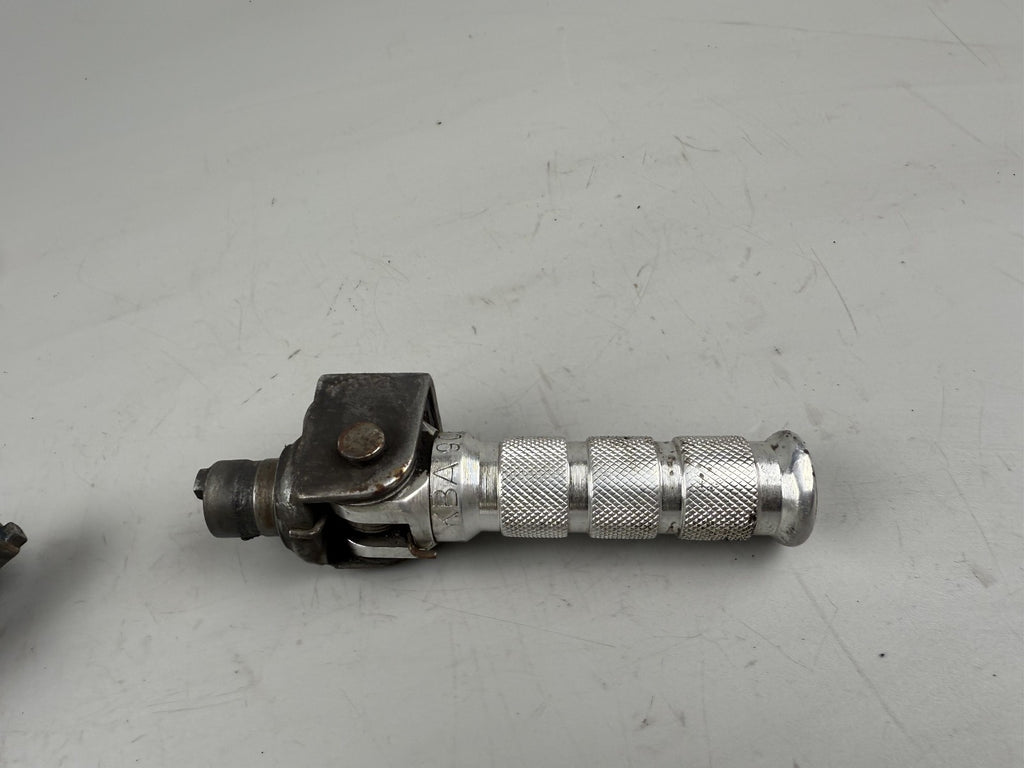 Suzuki GSF600 GN77B Bandit Fußrasten front vorne Footsteps Hangers Fahrer
