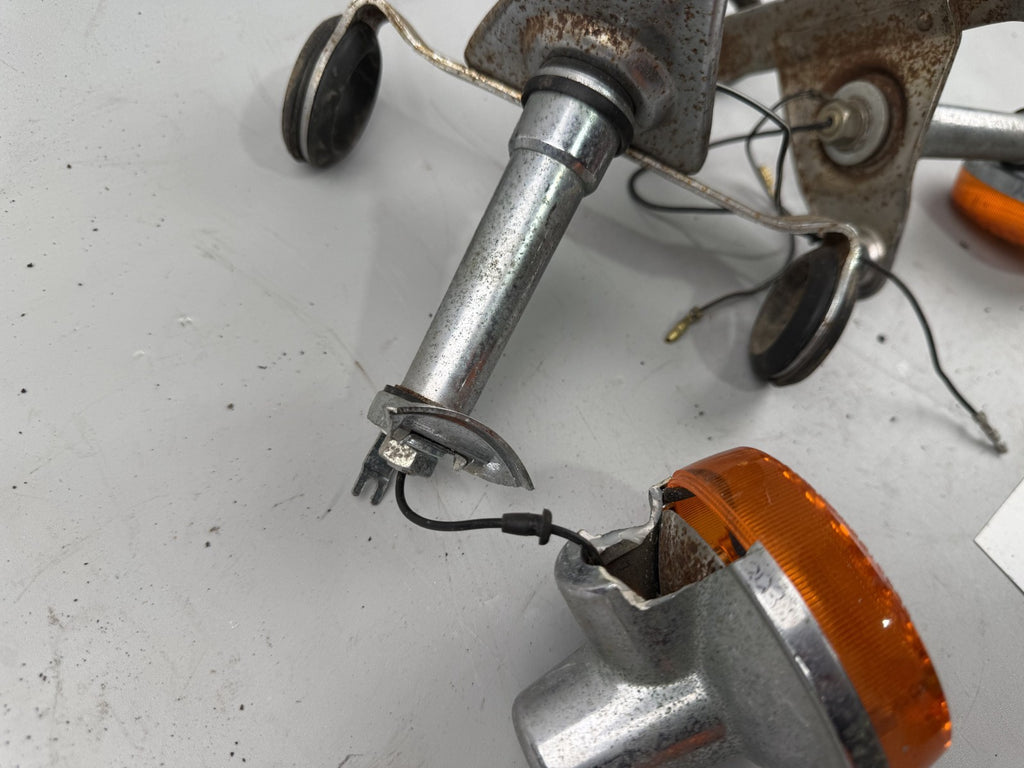 Suzuki GN250 NJ42A Blinkerpaar Blinker turn Signal vorne Halterung Scheinwerfer