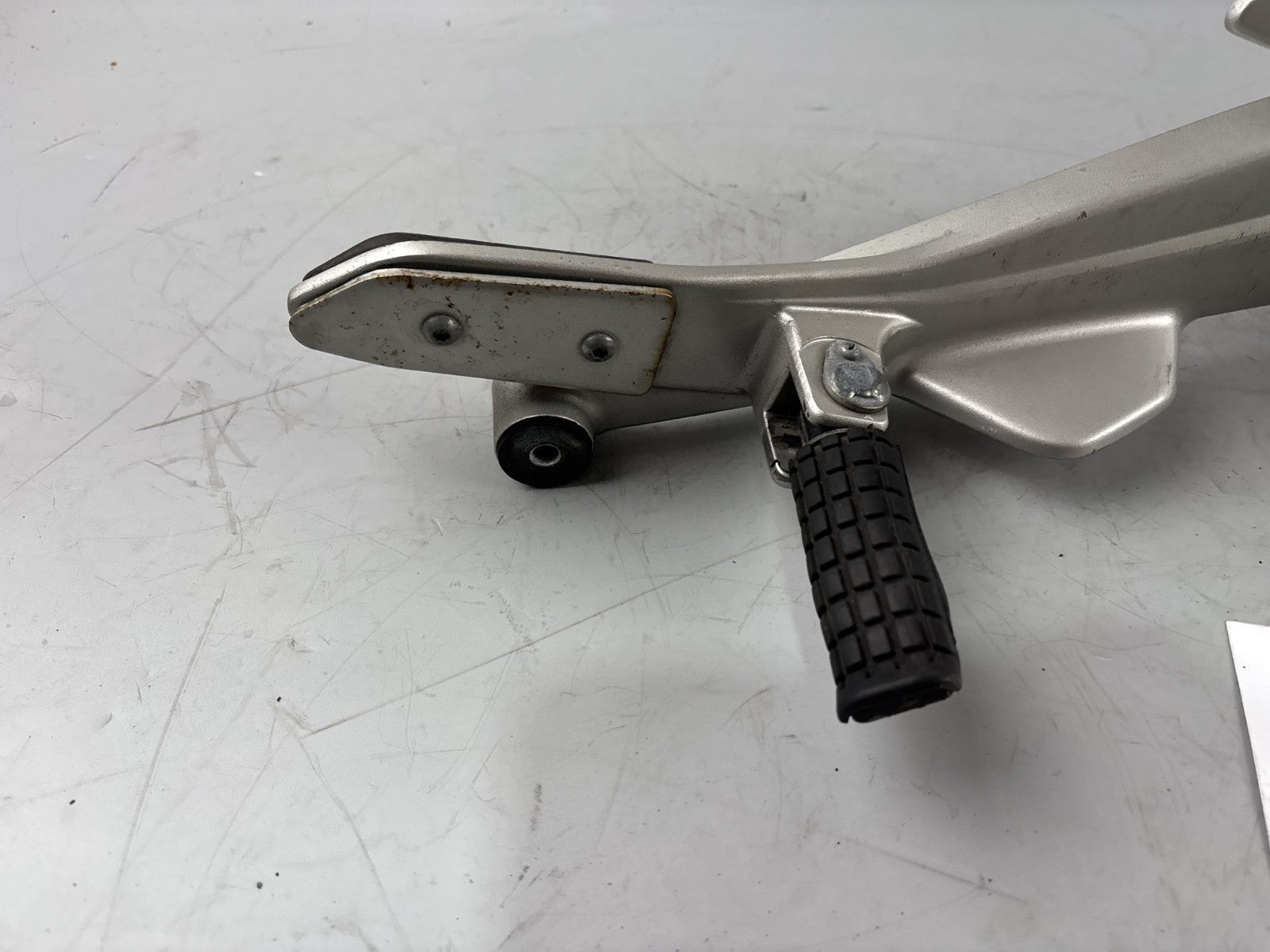Honda CBF 600 S PC38 Fußrastenanlage Foot hangers rechts right Halteplatte