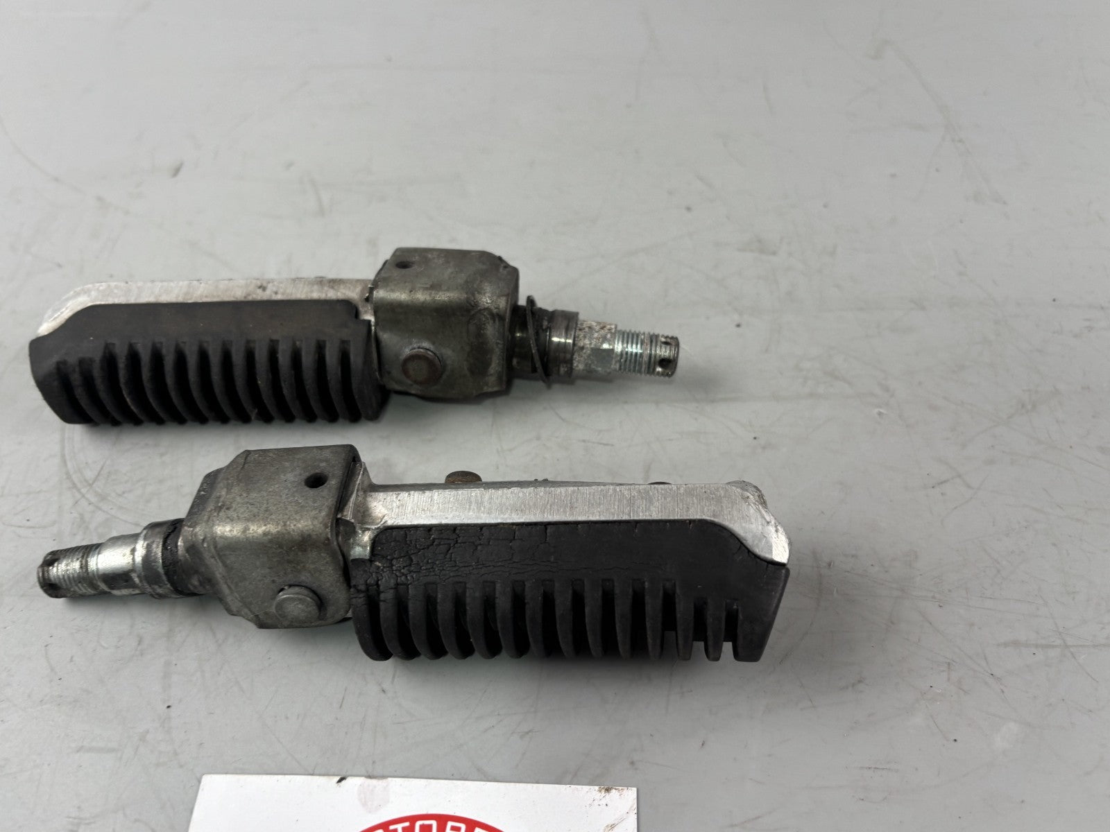 Suzuki RF 600 R GN76A Fußraste Fußrasten vorne front Step Hangers