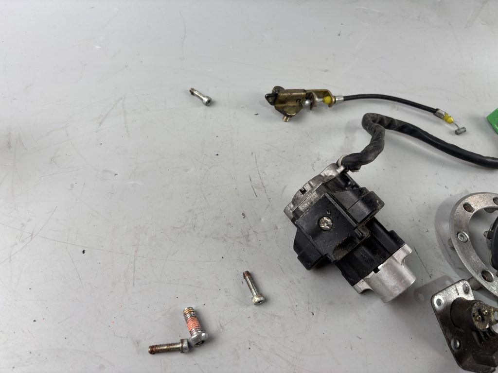 Suzuki GSX 750 AE Inazuma Schlosssatz Key Zündschloss Tankschloss Lock