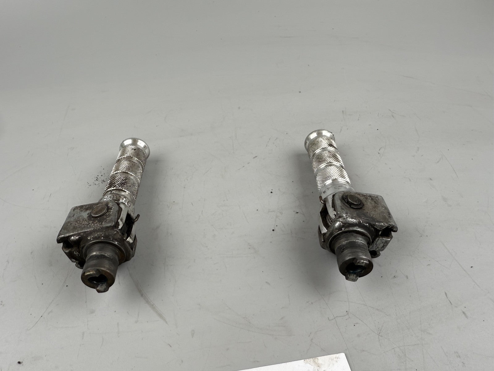 Suzuki GSF600 GN77B Bandit Fußrasten front vorne Footsteps Hangers Fahrer