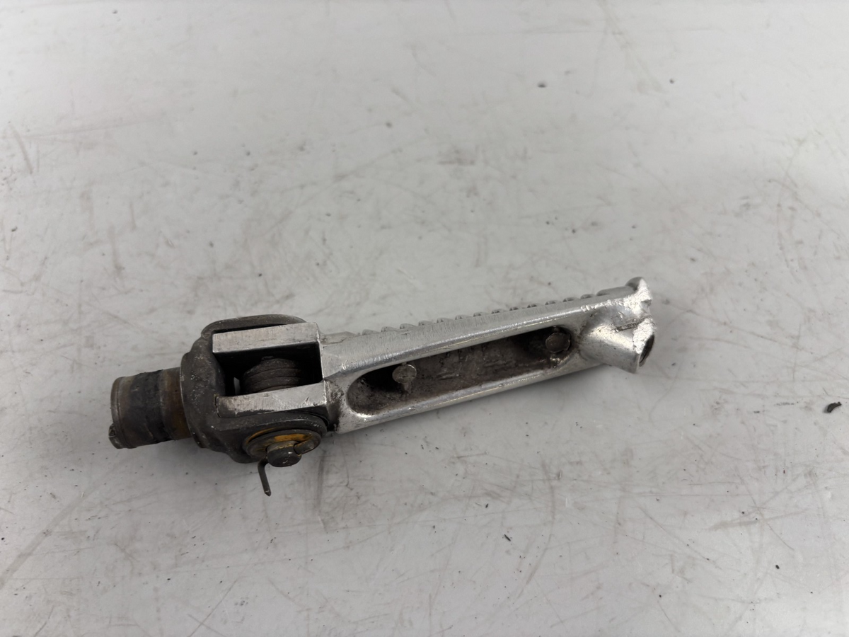 Suzuki GSX-R 750 W GR7BB Fußraste Step Foot Hanger vorne front