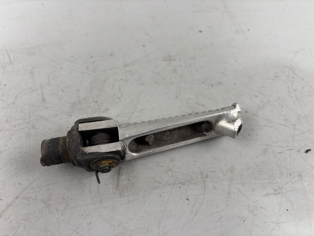 Suzuki GSX-R 750 W GR7BB Fußraste Step Foot Hanger vorne front
