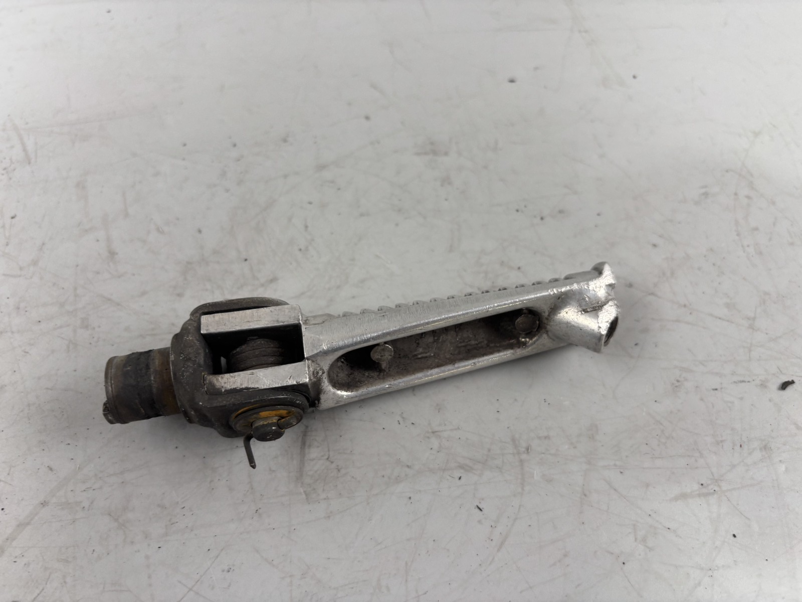Suzuki GSX-R 750 W GR7BB Fußraste Step Foot Hanger vorne front