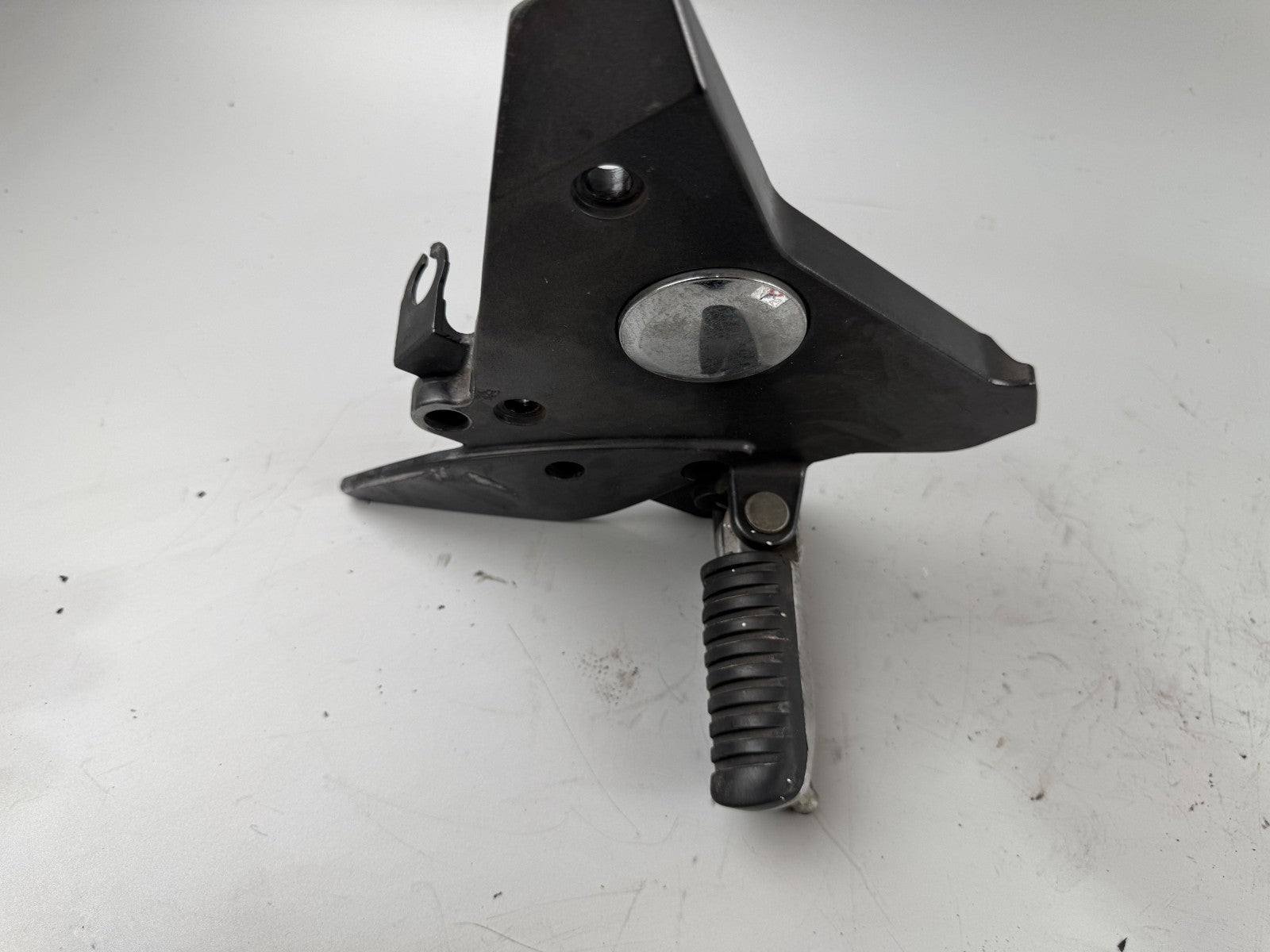 Kawasaki ZR-7 ZR750F Fußraste vorne Fußrastenanlage front links left Hangers