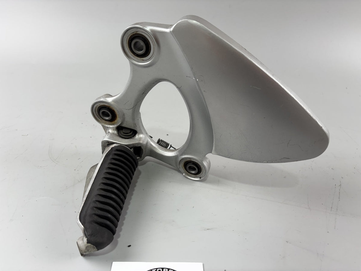 Suzuki GSX 750 F AK11 Fußrastenanlage Fußraste Step Foot Hangers vorne links
