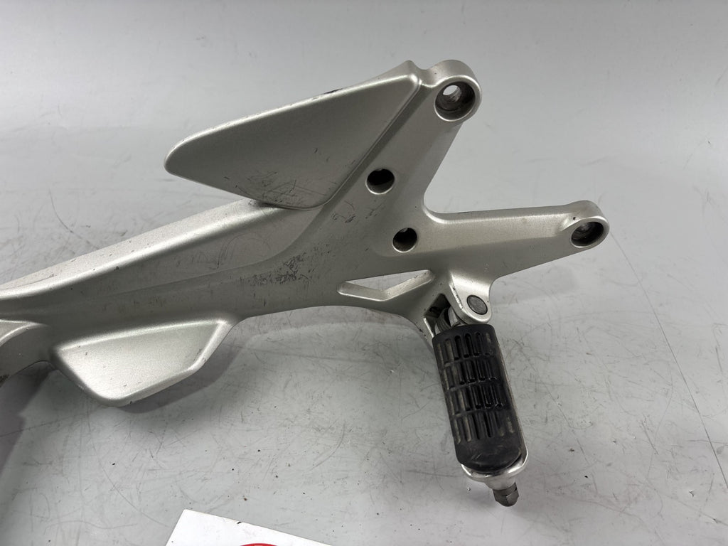 Honda CBF 600 S PC38 Fußrastenanlage Foot hangers rechts right Halteplatte
