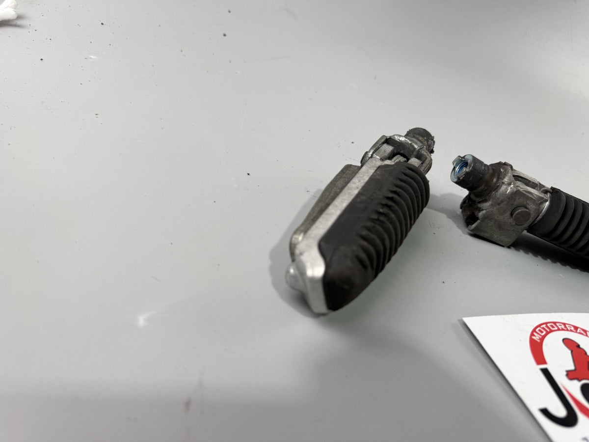 Suzuki GSF600 GN77B Bandit Fußrasten front vorne Footsteps Hangers Fahrer