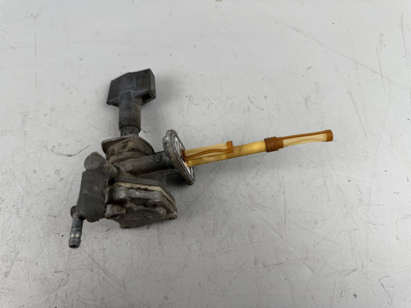 Suzuki GSF600 GN77B Benzinhahn Ventil Tank Benzintank Kraftstoff
