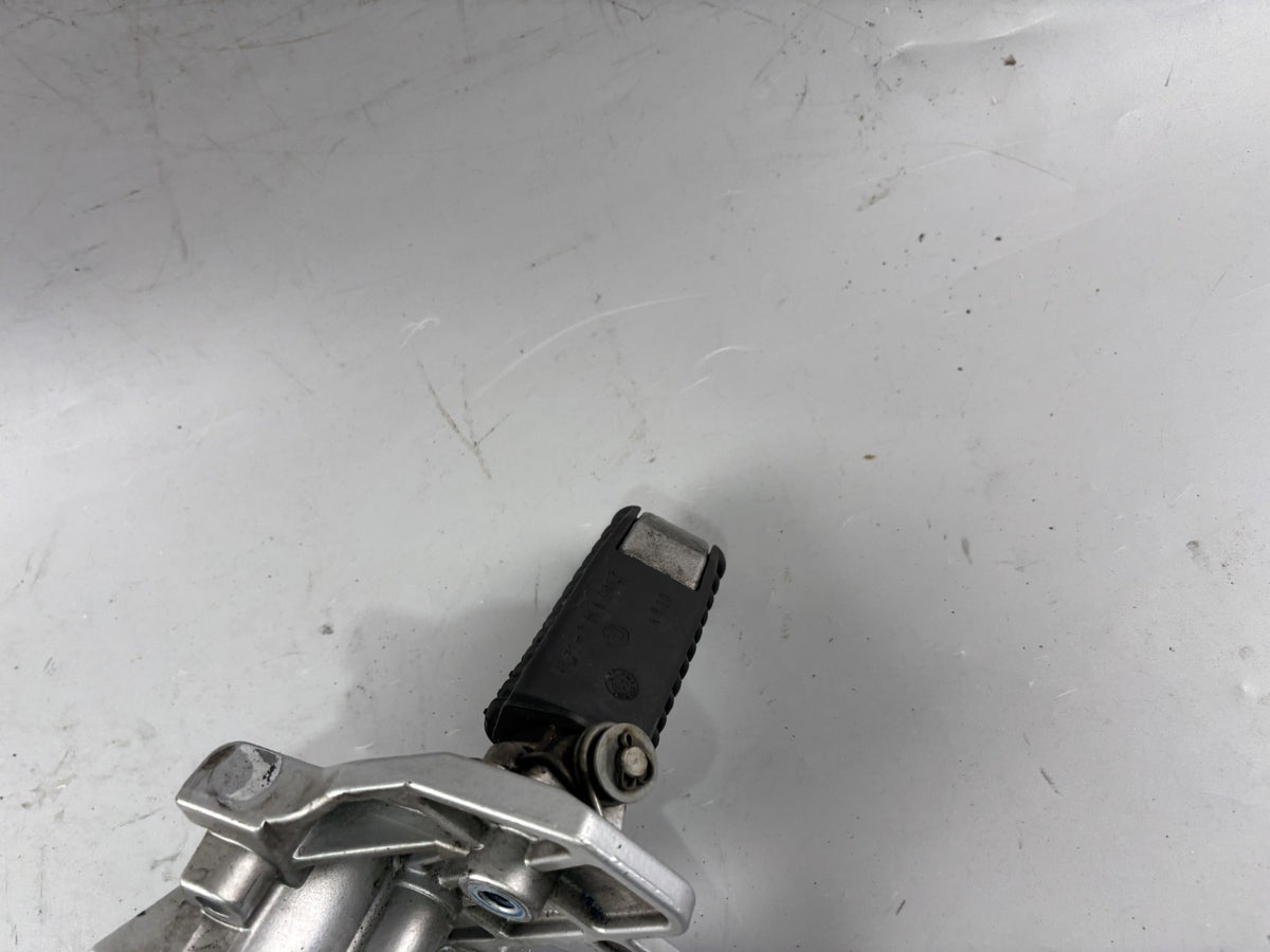 BMW R 1100 RS Fußrastenanlage Fußraste Halteplatte front vorne links left