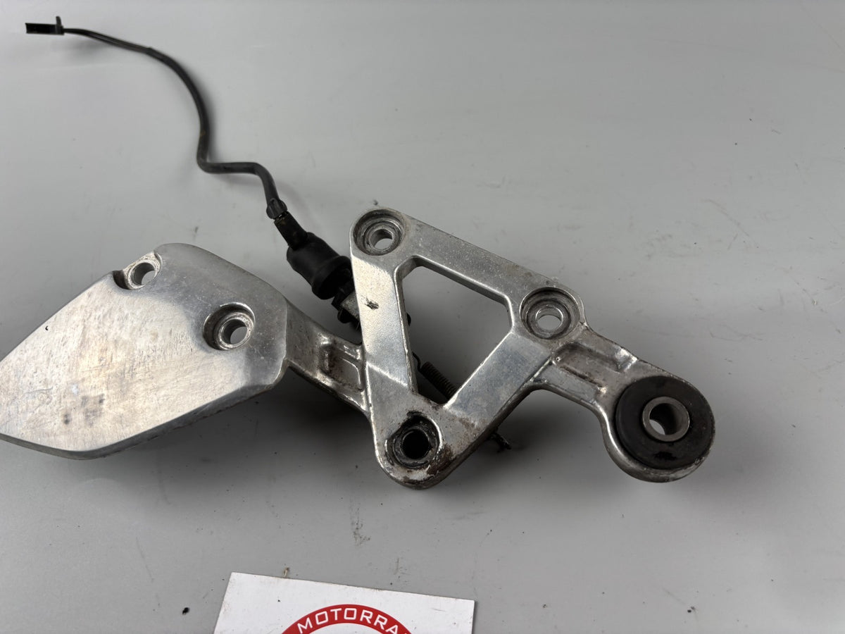 Yamaha FZS600 Fazer RJ02 Fußrastenhalteplatte Fersenschutz Schalter rechts right