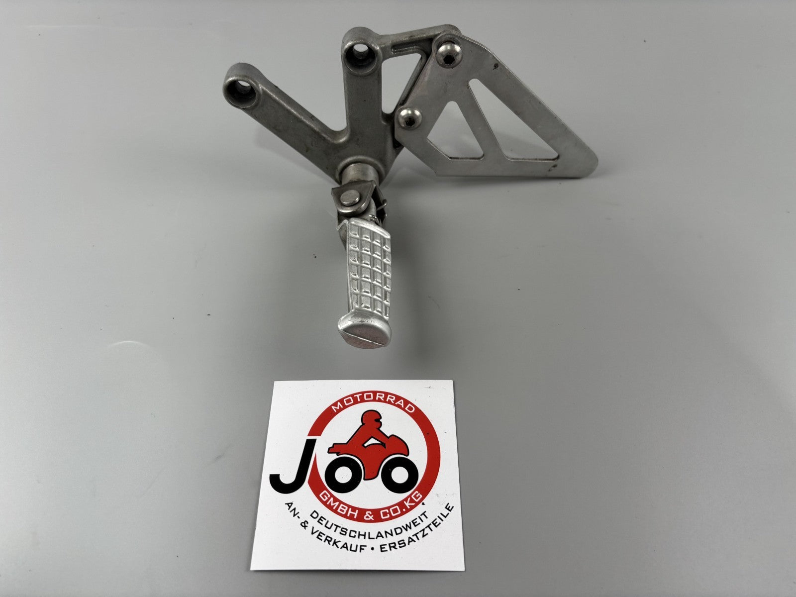 Triumph Daytona 955i T595 N 2002  Fussraste Halter vorne links Fußrastenanlage
