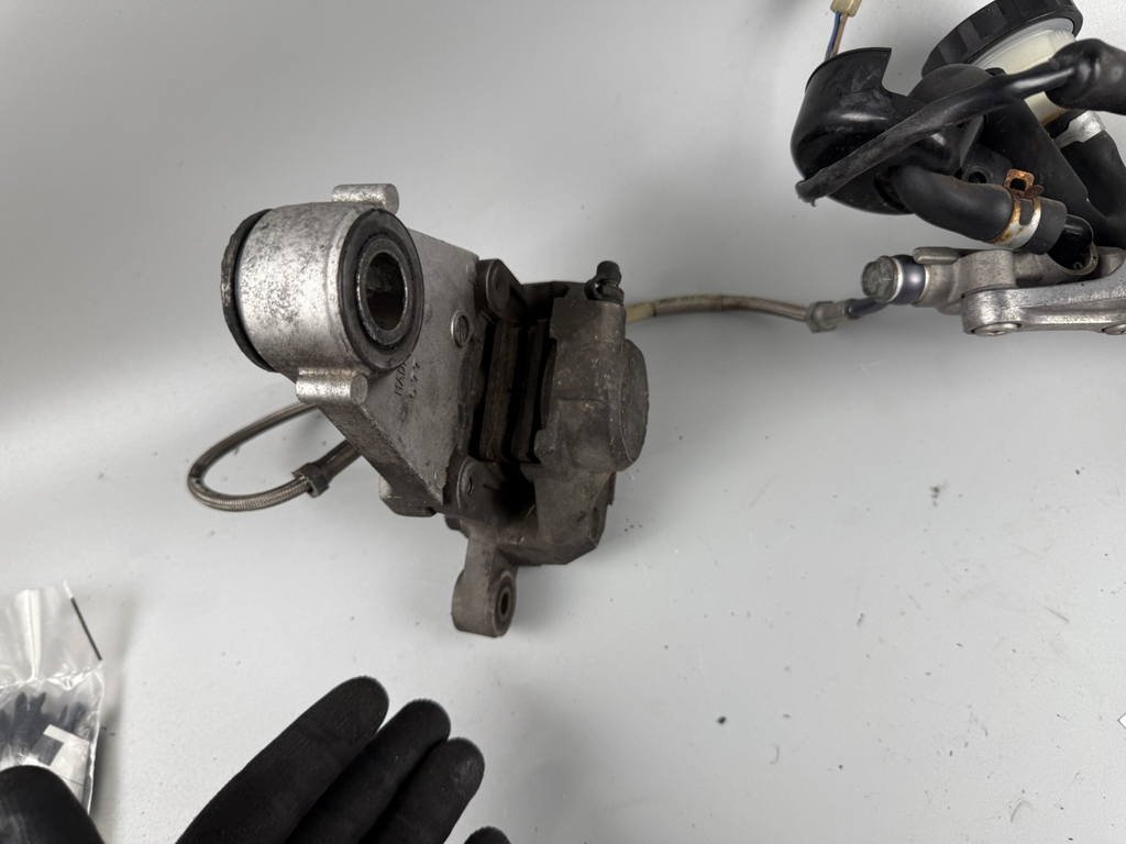 Kawasaki ZRX 1100 ZRT10C Bremsanlage Bremse Brake Sattel Pumpe hinten back