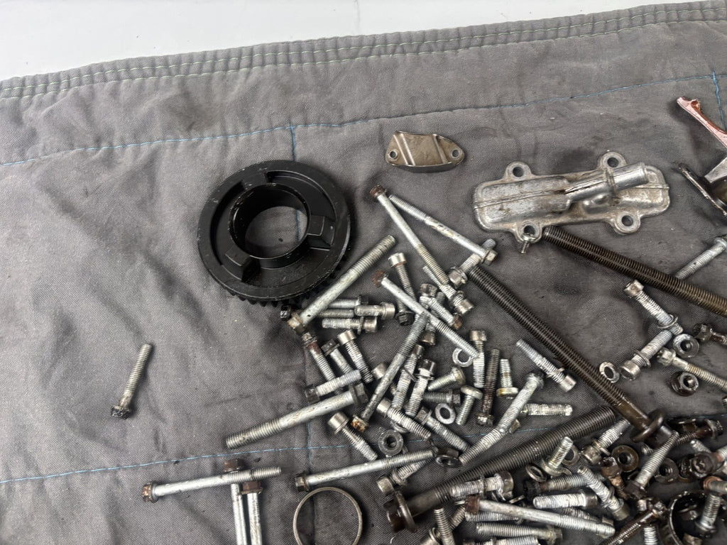 BMW F800 S ST Motor Engine Schrauben Reste Screws