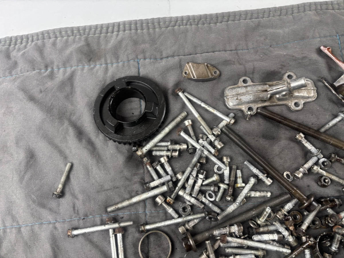 BMW F800 S ST Motor Engine Schrauben Reste Screws