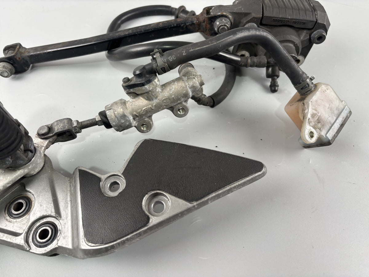 Suzuki GSF600 GN77B Bremsanlage Bremse Brake Sattel Pumpe hinten back Fußraste