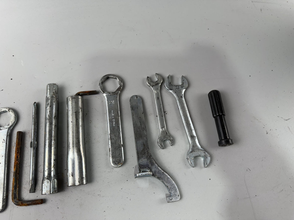 Suzuki GSF600 GN77B Bandit Bordwerkzeug Tools Werkzeug
