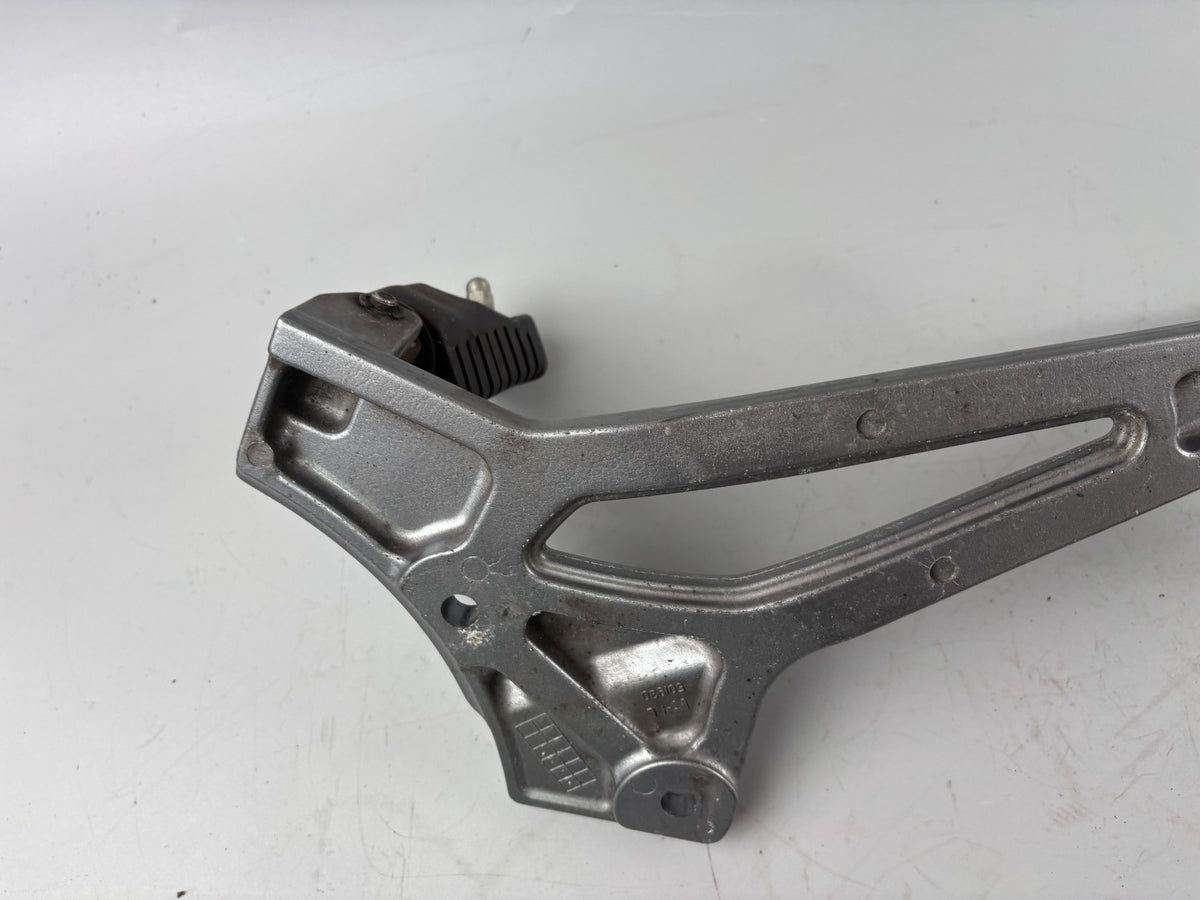 Kawasaki ER 5 EX500A Fußrastenanlage Fußraste Step Hangers Halteplatte links