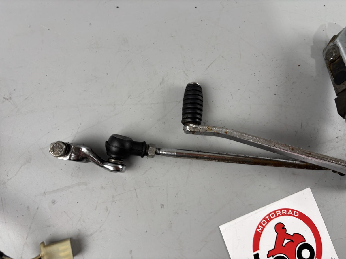 Honda VF 750 F RC15 Schaltung Fußraste Schaltgestänge Switch Step Hanger