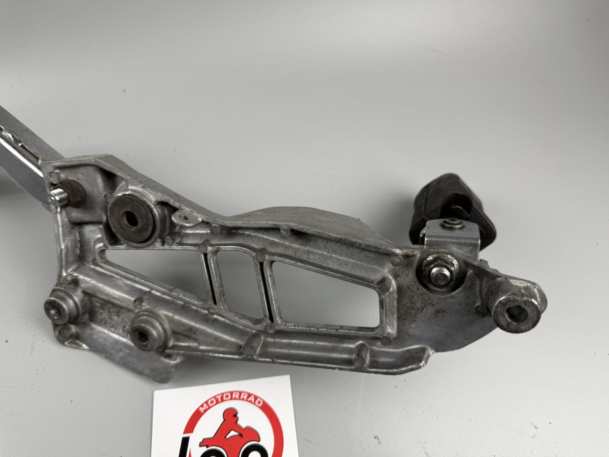 Kawasaki ER 5 ER500A Fußrastenanlage Fußraste Step Hangers Halteplatte rechts
