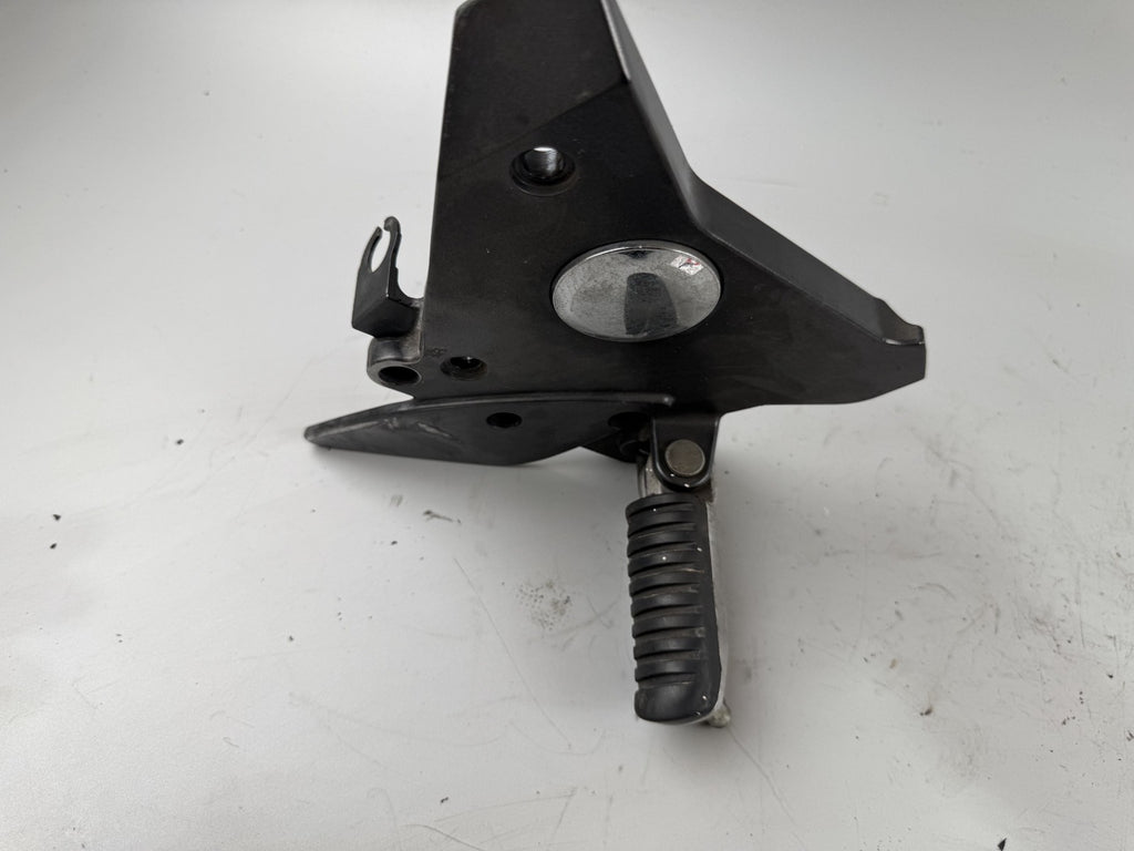 Kawasaki ZR-7 ZR750F Fußraste vorne Fußrastenanlage front links left Hangers