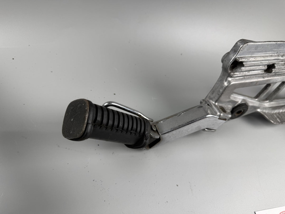 Kawasaki ER 5 ER500A Fußrastenanlage Fußraste Step Hangers Halteplatte rechts