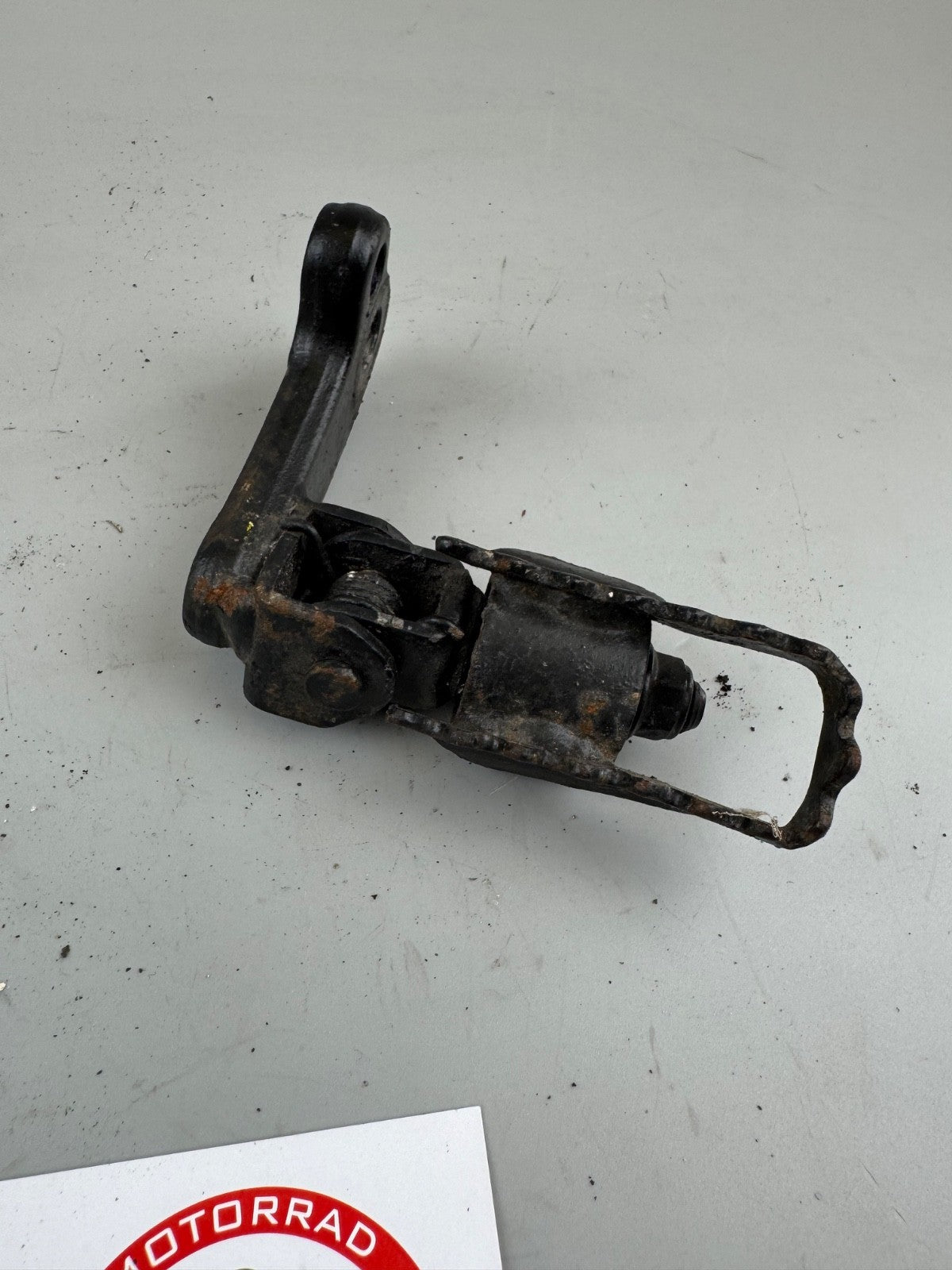 Suzuki DR 125 SF44A Fußraste vorne links Fahrerfußraste Fußrastenhalter