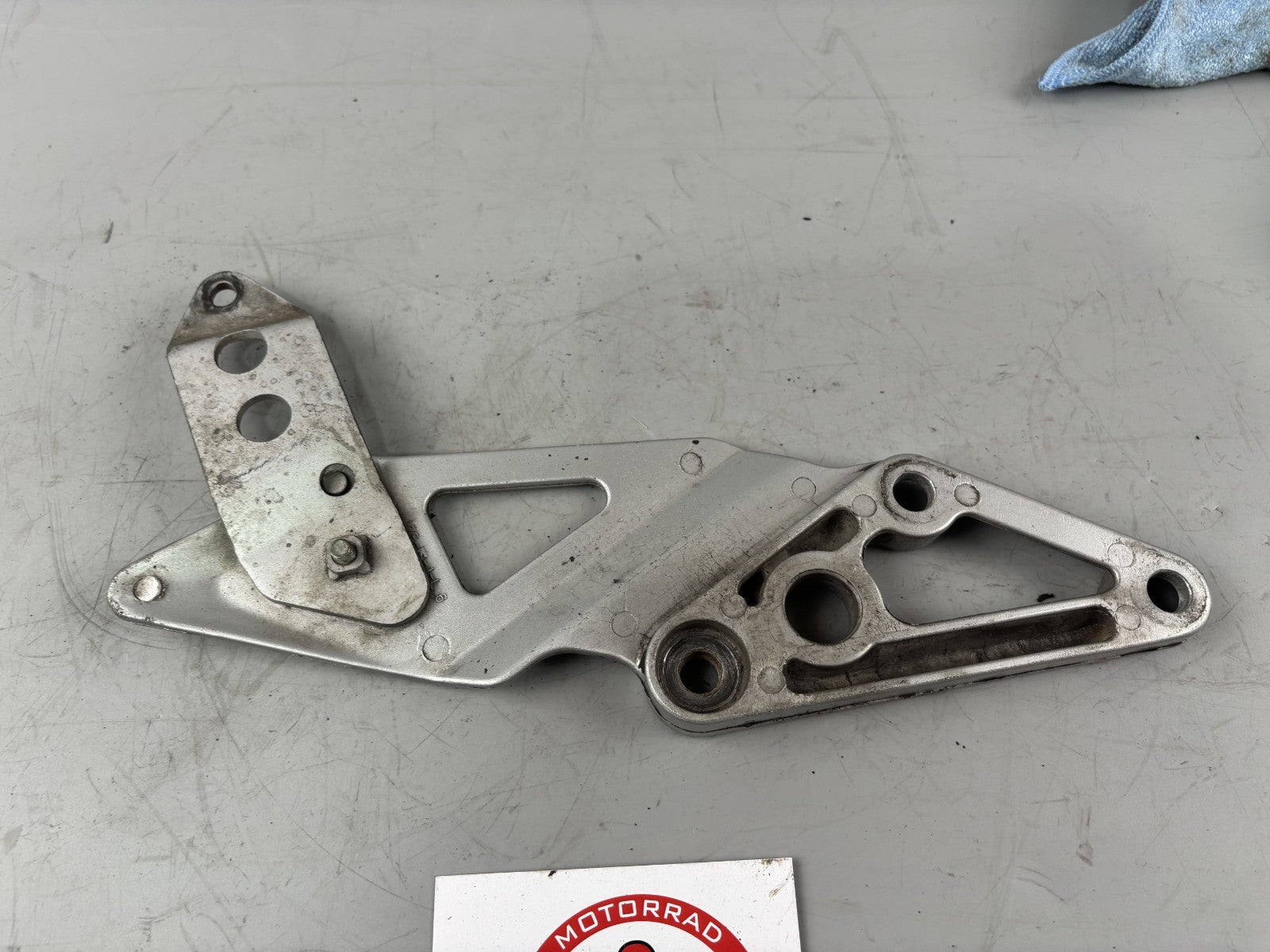 Suzuki GSX-R 750 W GR7BB Fußrastenhalteplatte Foot Step Hangers links vorne
