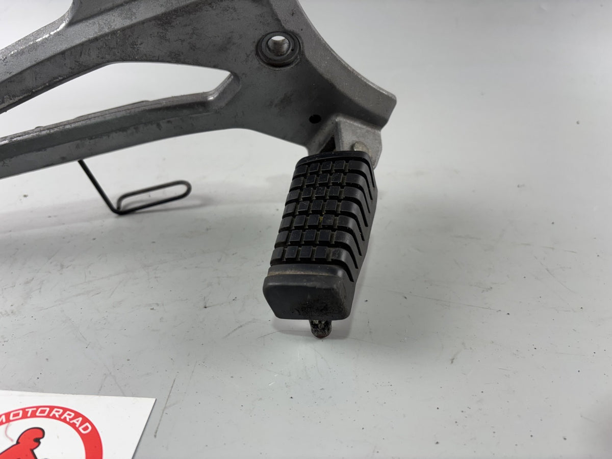 Kawasaki ER 5 EX500A Fußrastenanlage Fußraste Step Hangers Halteplatte rechts