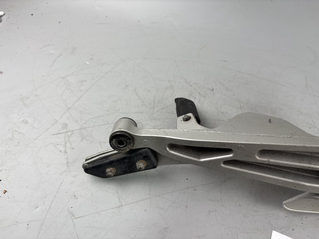 Honda CBF 600 S PC38 Fußrastenanlage Foot hangers rechts right Halteplatte
