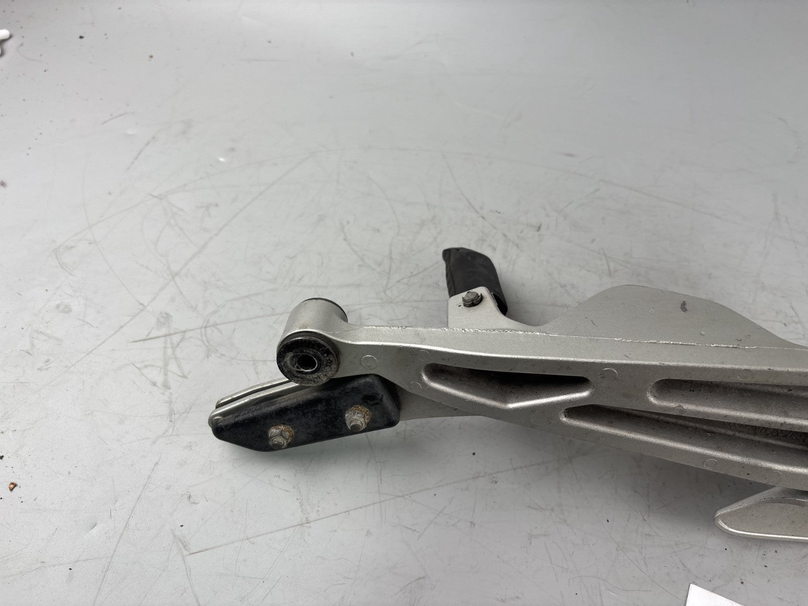 Honda CBF 600 S PC38 Fußrastenanlage Foot hangers rechts right Halteplatte