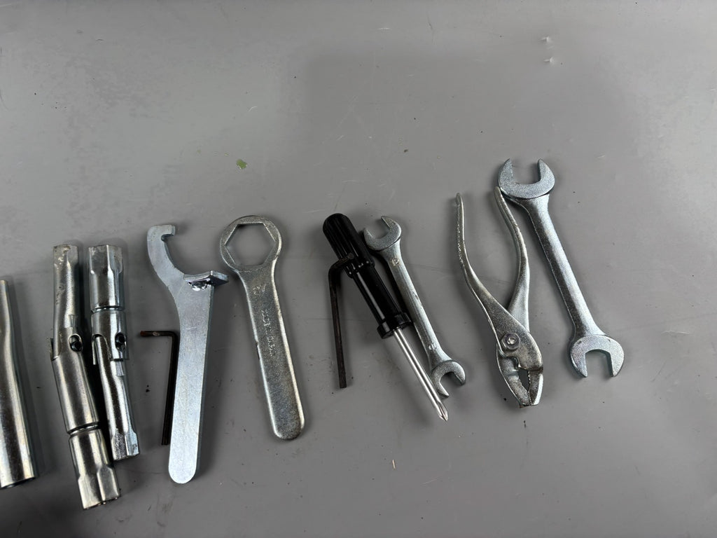 Suzuki GSX 650 F FA WVCJ Bordwerkzeug Tools