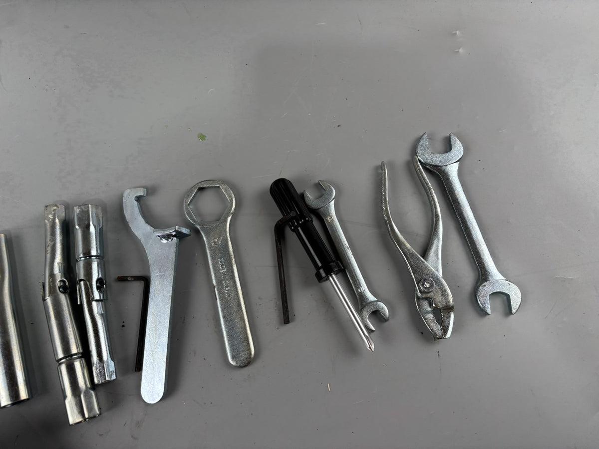 Suzuki GSX 650 F FA WVCJ Bordwerkzeug Tools