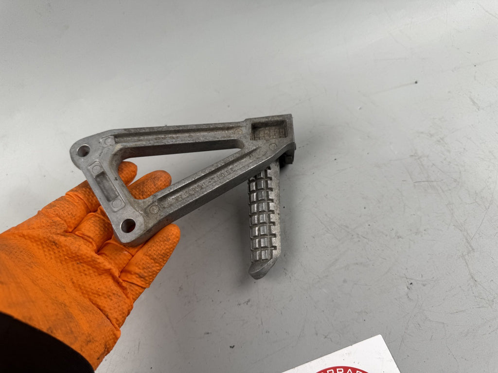 Kawasaki ZR 7 ZR750F Soziusfußraste hinten back Beifahrer links left