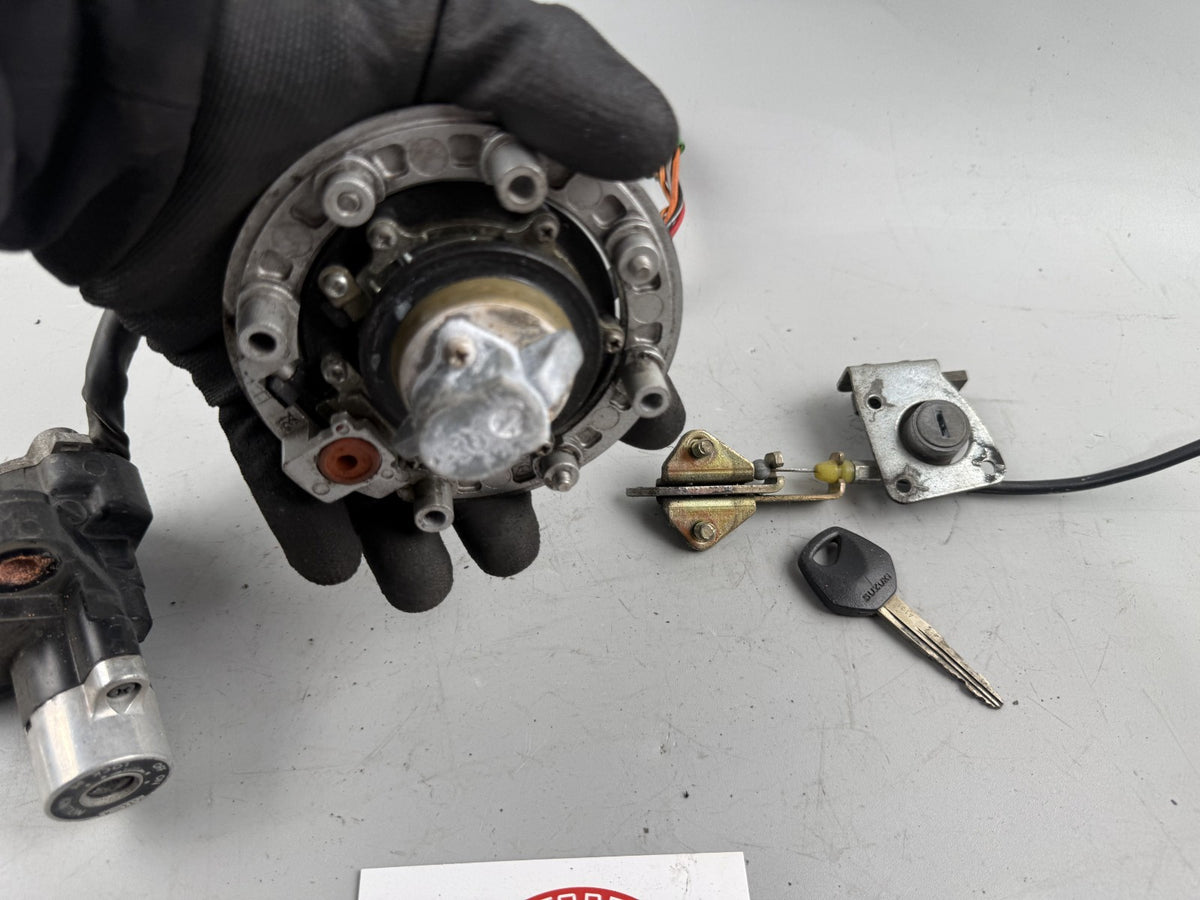Suzuki GSX 750 AE Inazuma Schlosssatz Key Zündschloss Tankschloss Lock