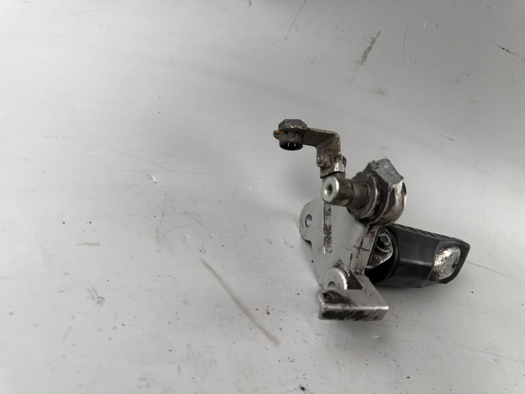 Kawasaki EX500A GPZ500S Fußrastenanlage Fußraste vorn rechts Foot Step Hangers