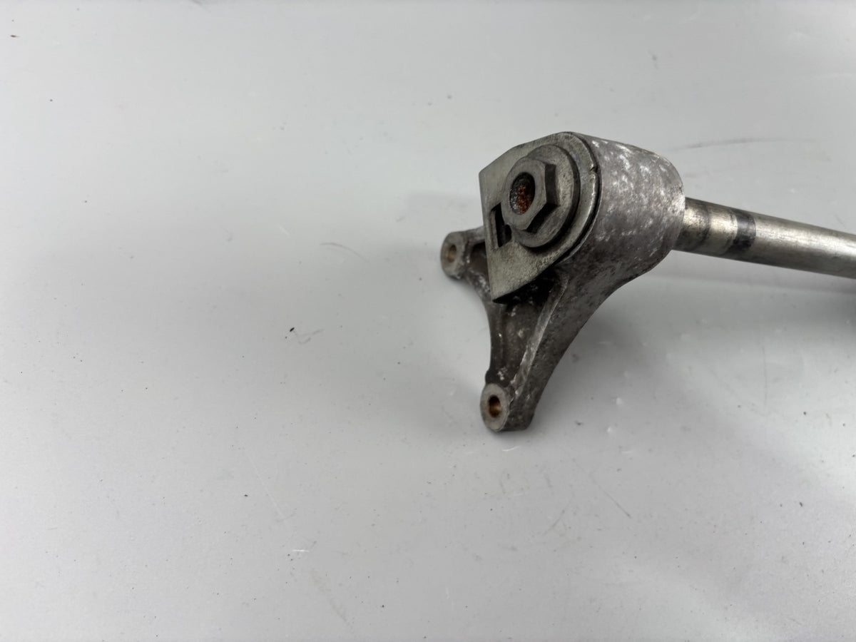 Suzuki GSF600 GN77B Achse Steckachse Halterung Schwinge